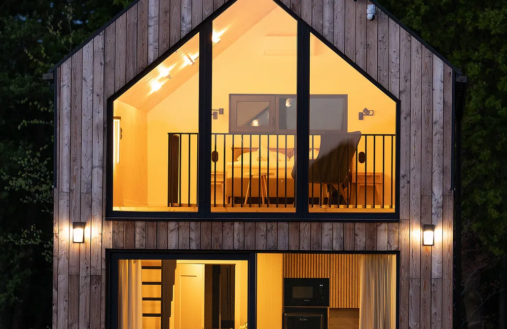 AlohaCamp na.zielonki domek ciemny 1