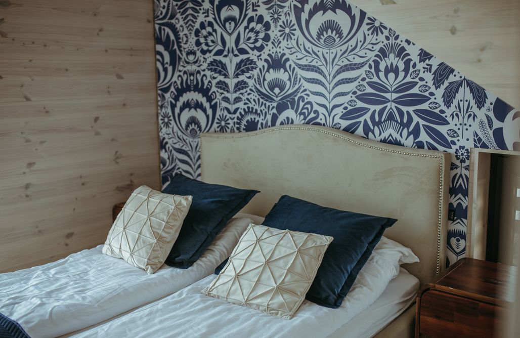 AlohaCamp Dom na wodze xxl + elektryczna motorówka z 2 sypialniami, wanną z hydromasażem, kominkiem, sauną kominkową, fotelem masującym, tarasem na dachu (boczny widok na jezioro) 3