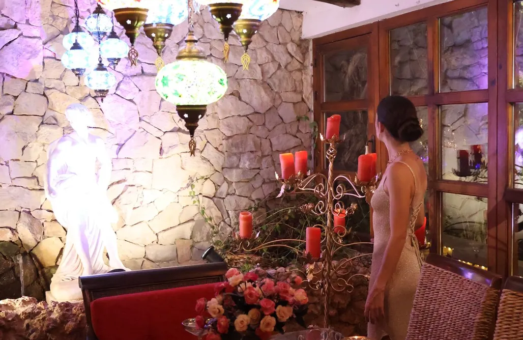 Cabañas Del Río Mundo Refugio de madera estilo árabe con estatuas y un zoo 1