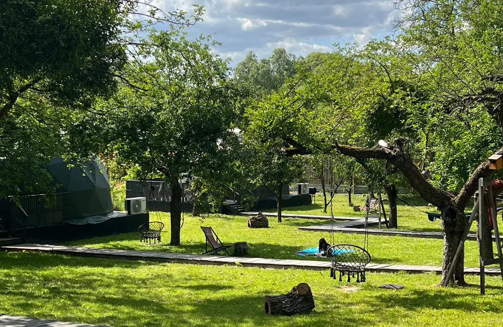 AlohaCamp Domek kapsułowy Deluxe na palach pośród drzew 1