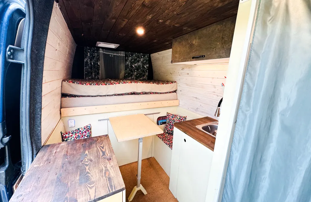 AlohaCamp Dzielny Campervan Sprinter 🖤 3