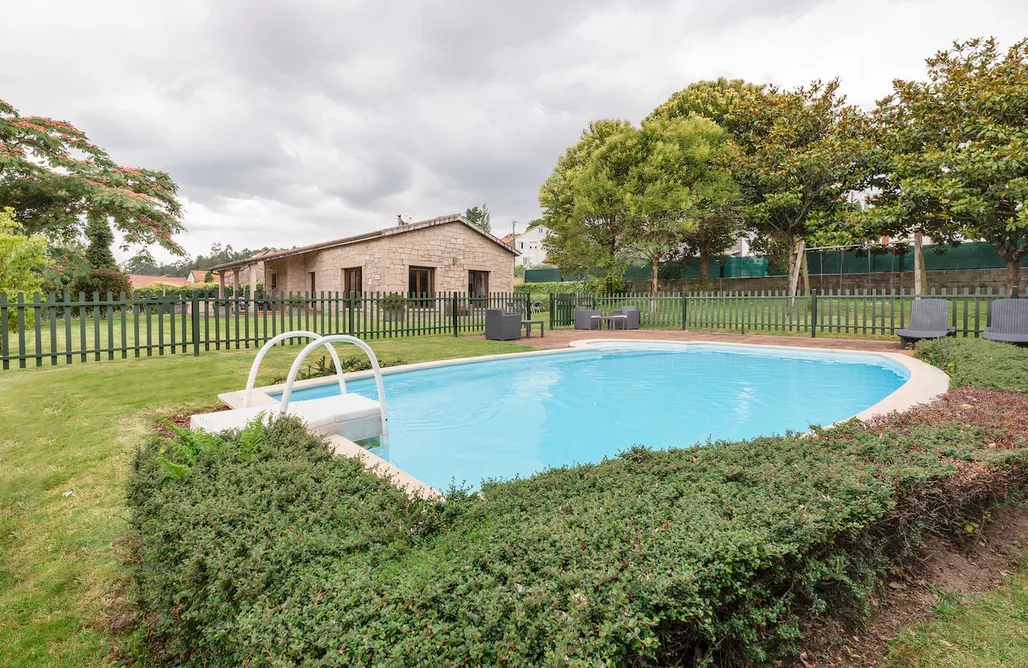 noclegi AlohaCamp Casa con Piscina A Pedriña 4