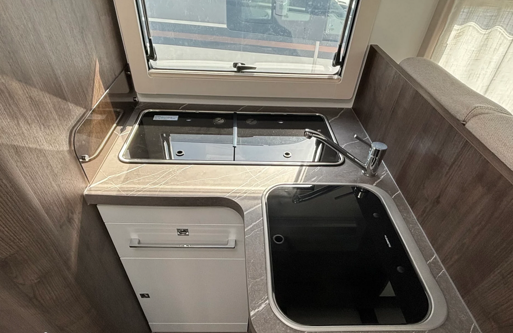 AlohaCamp Wynajem kampera Benimar Tessoro 463 10 | praktyczny układ | duży garaż | oddzielny prysznic 3
