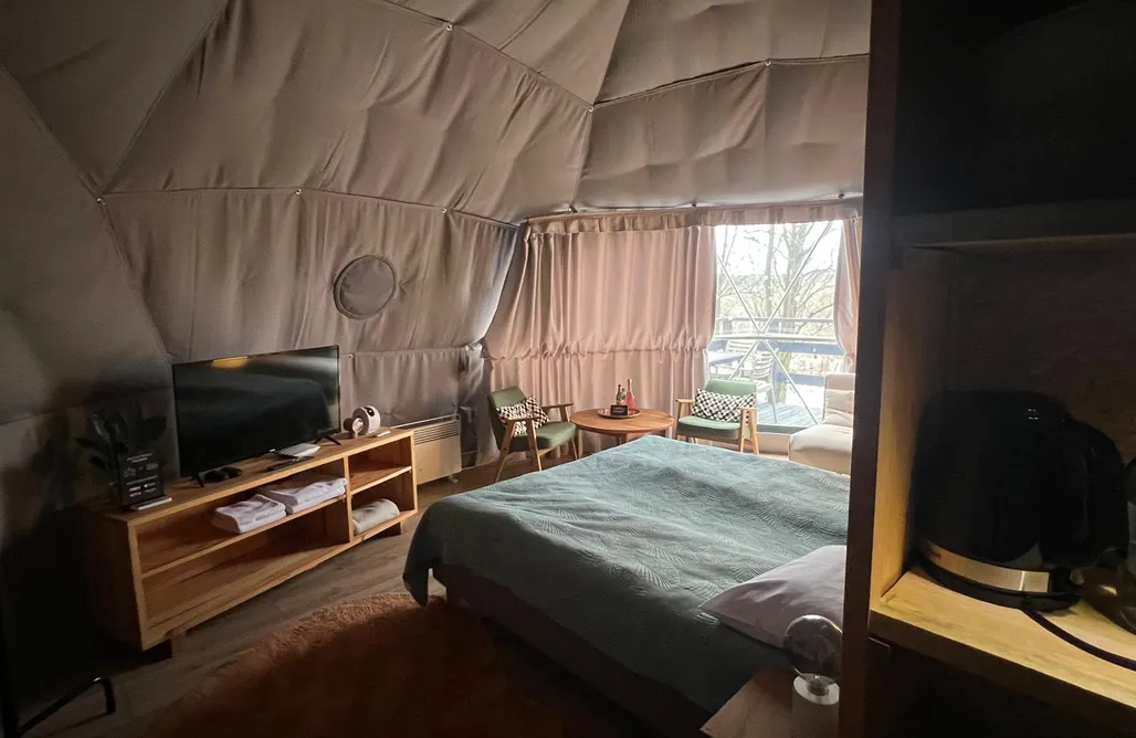 AlohaCamp Domek kapsułowy Deluxe na palach pośród drzew 4