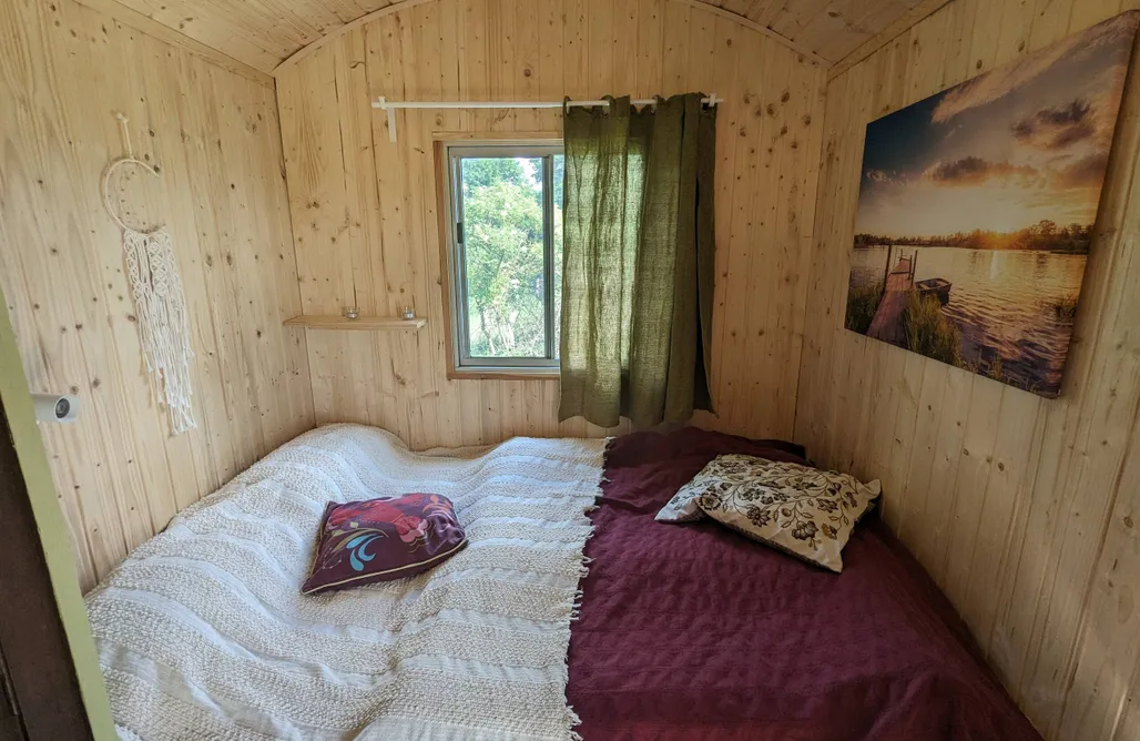 AlohaCamp Bienen-Wagen mit Kamin& Sauna ganzjährig nutzbar 2