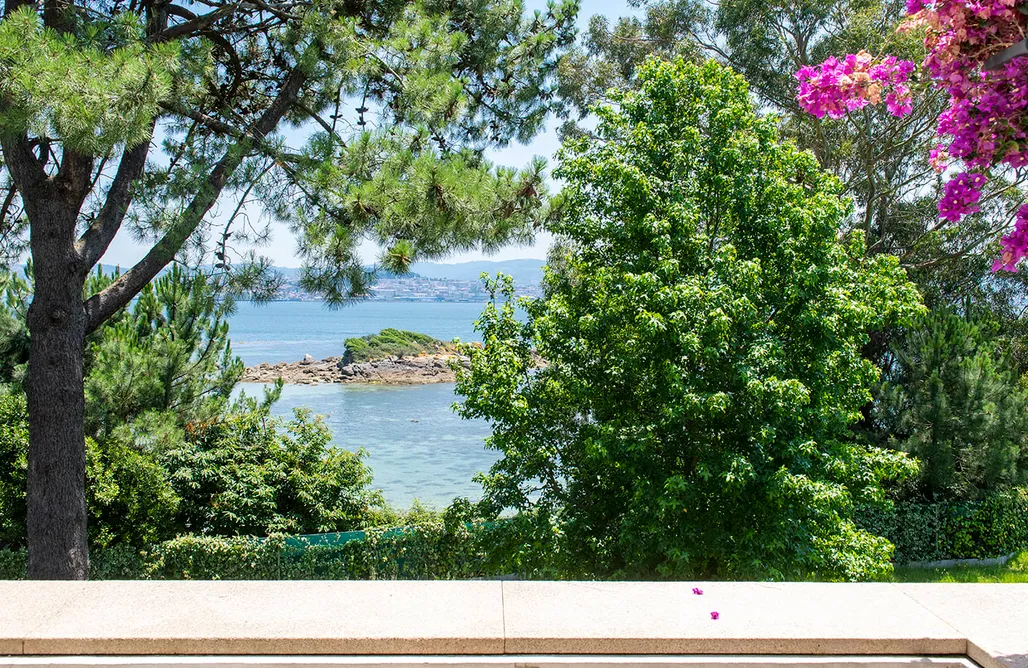 AlohaCamp accommodation Cangas Beach House 1