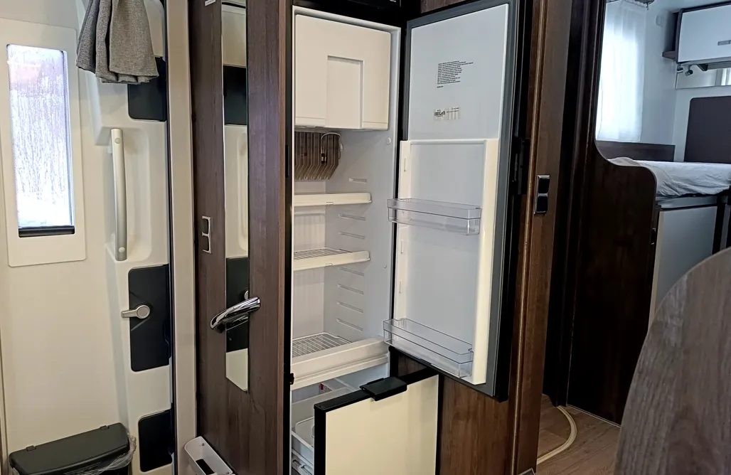 AlohaCamp Ekskluzywny kamper Benimar Tessoro 468 | przestrzeń i komfort dla 4 osób 3