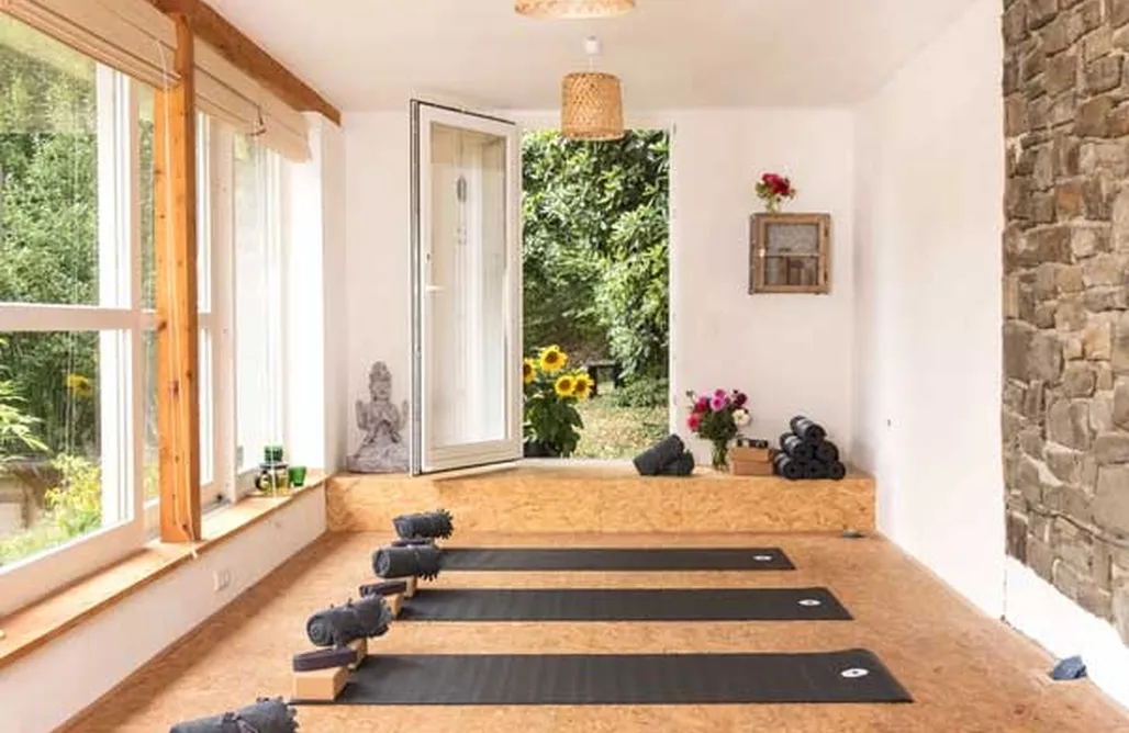 Hanfbachhaus Retreat mit Panorama Sauna, Yoga Raum, Kamin, Wald, Bach & Wohnwagen AlohaCamp