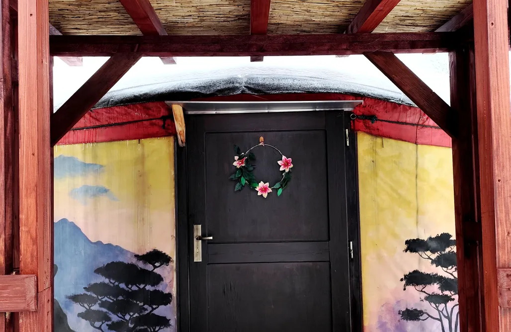 Fajne miejsce na wakacje z dzieckiem w Polsce Aloha Glamp - Okrągłe domki z balią przy rzece i lesie. Szlaki, stok narciarski.  1