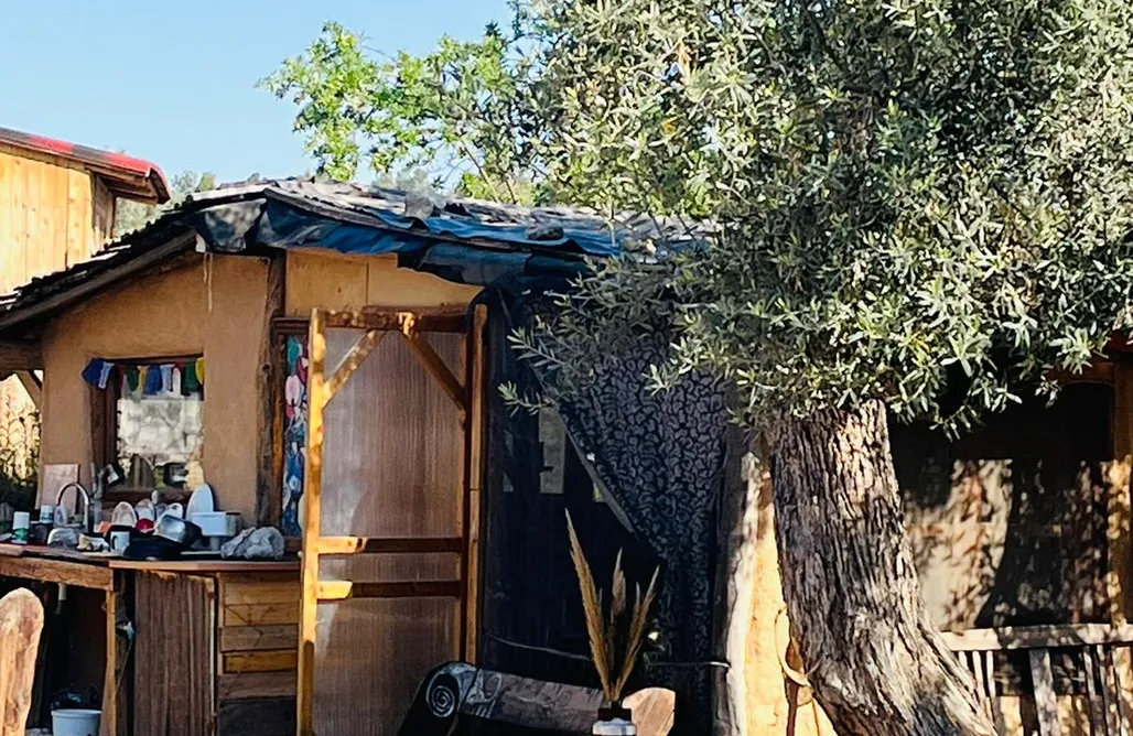 Alojamiento en Aldea Cabaña Ganesha – Refugio de Madera en Kurkum Farm 2