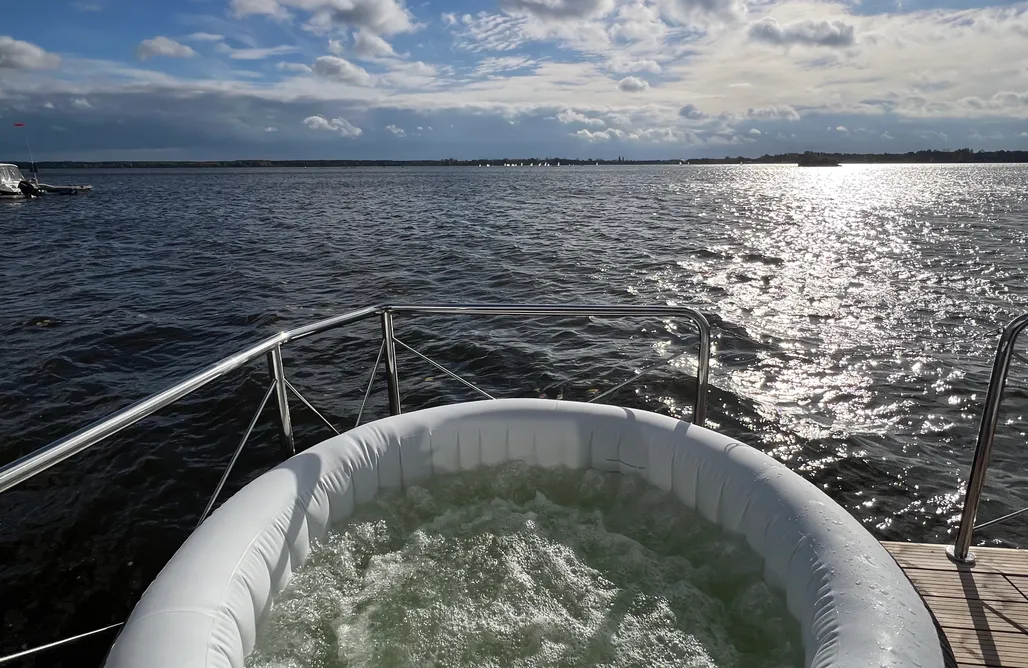 noclegi AlohaCamp HouseBoat Zegrze 4