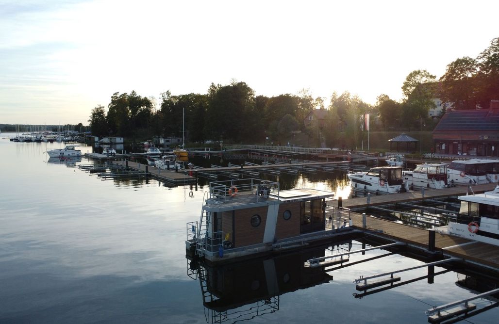 noclegi AlohaCamp Pływające domki na Mazurach - Houseboat Stella (5 os.) i Luna (6 os.) 1