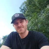 Charles gastheer La Cabane du Druide