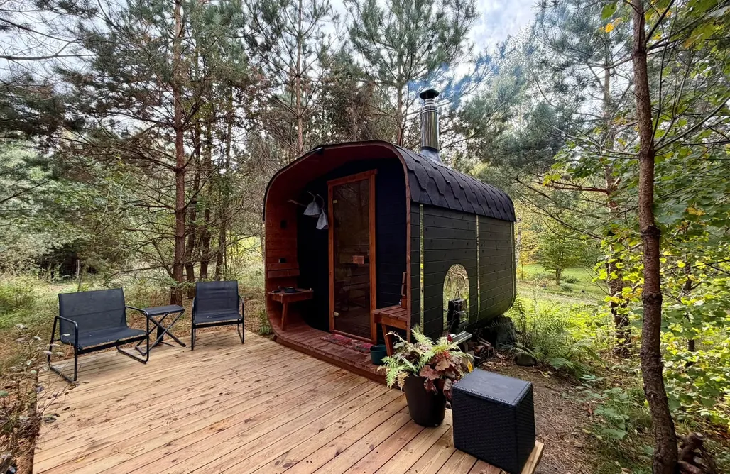Bosco Tu - fienili neri sopra il burrone | Sauna & Reset Forestale a Kalwa AlohaCamp
