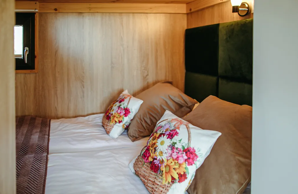 AlohaCamp Namiot z 1 sypialnią i antresolą przy jeziorze 2