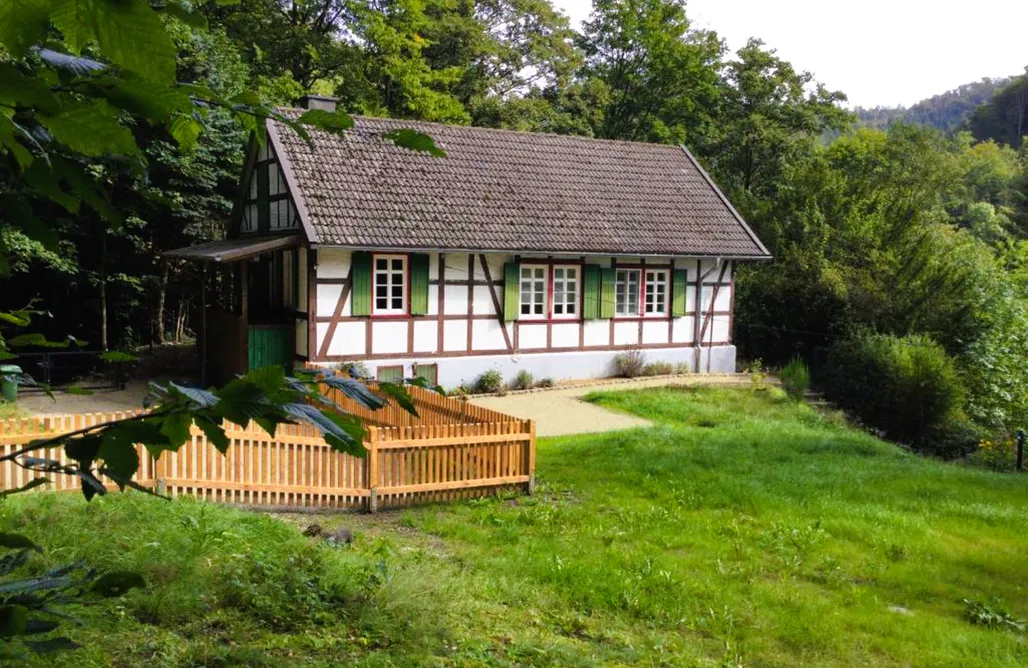 Kurztrip Deutschland Modernes Waldhaus mit Sauna, Garten & Bergblick 2