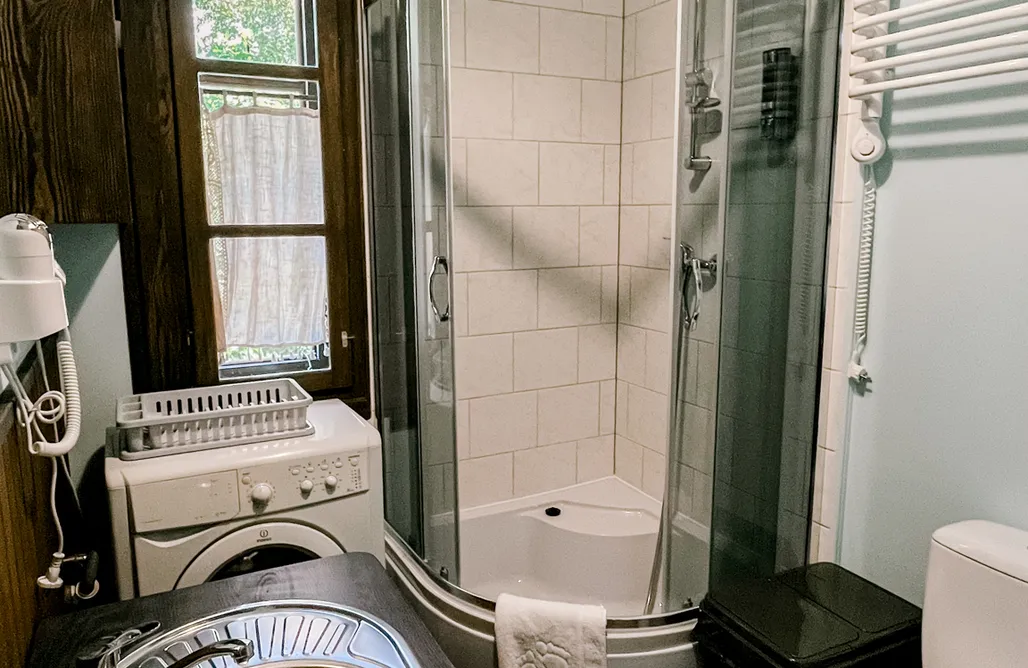 AlohaCamp Starodawna Chata — pokój 3, współdzielona łazienka i kuchnia 1