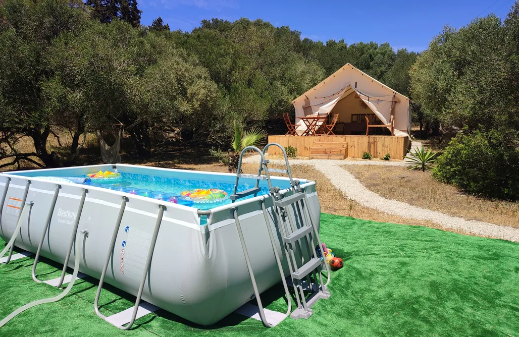 AlohaCamp Hibiscus 1