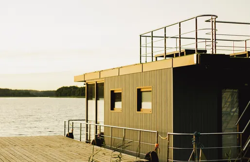 Zdjęcie obiektu Małe Swory - Domki pływające Houseboat i domki drewniane