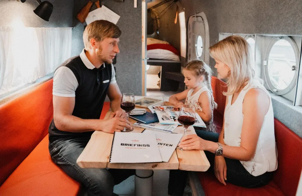 AlohaCamp Flugzeug im Garten 3