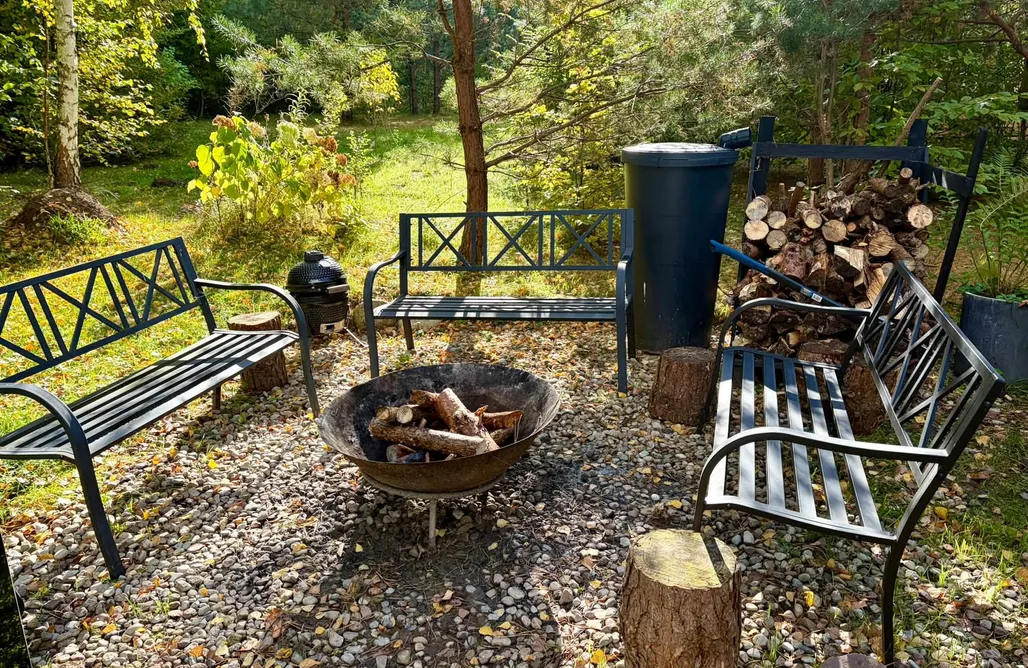 Alloggio AlohaCamp Bosco Tu - fienili neri sopra il burrone | Sauna & Reset Forestale a Kalwa 4