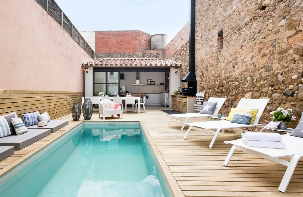 Glamping Cataluña marenya pink house 2