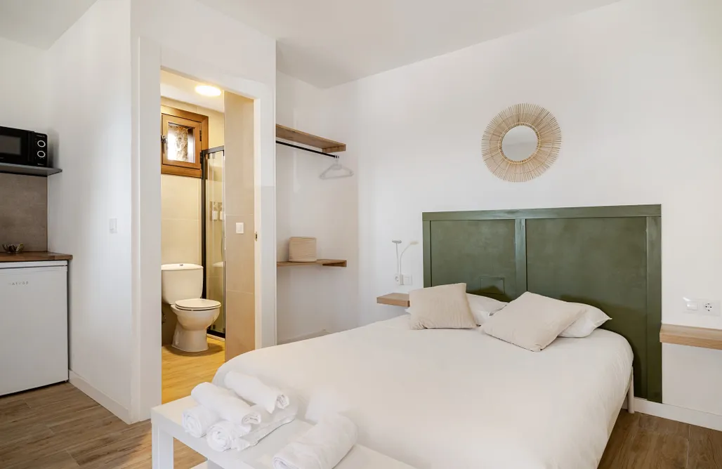 Hébergement AlohaCamp Tiny house with sunset over the ocean 5