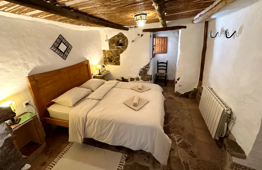 AlohaCamp Cinco Lunas Room 2 4