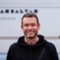 Rafał propietario Campervan z tarasem na dachu