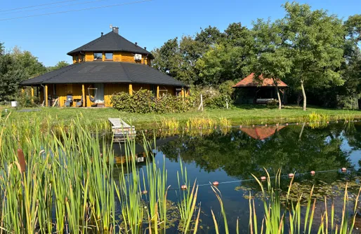 Zdjęcie obiektu Ośmiokątny dom z widokiem na naturalny basen