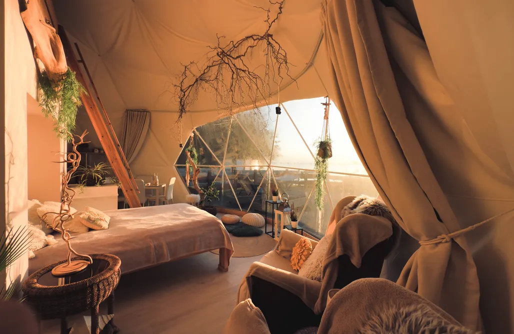 noclegi AlohaCamp Magiczna kopuła skryta pośród mgły 5