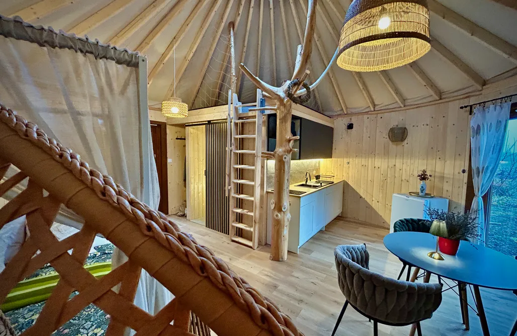 AlohaCamp accommodation Jurta na Jurze 4