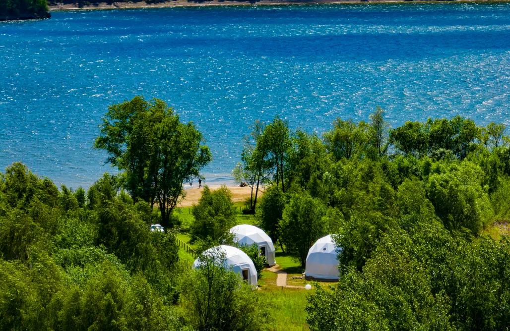 Czorsztyn Glamp - ekskluzywny glamping z własną plażą nad jeziorem Czorsztyńskim AlohaCamp