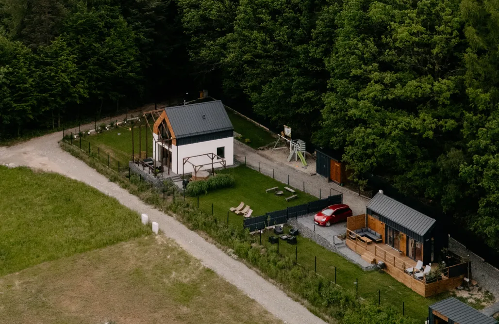noclegi AlohaCamp Tiny House Okno na Beskidy domek z balią , sauną i widokiem na góry 4
