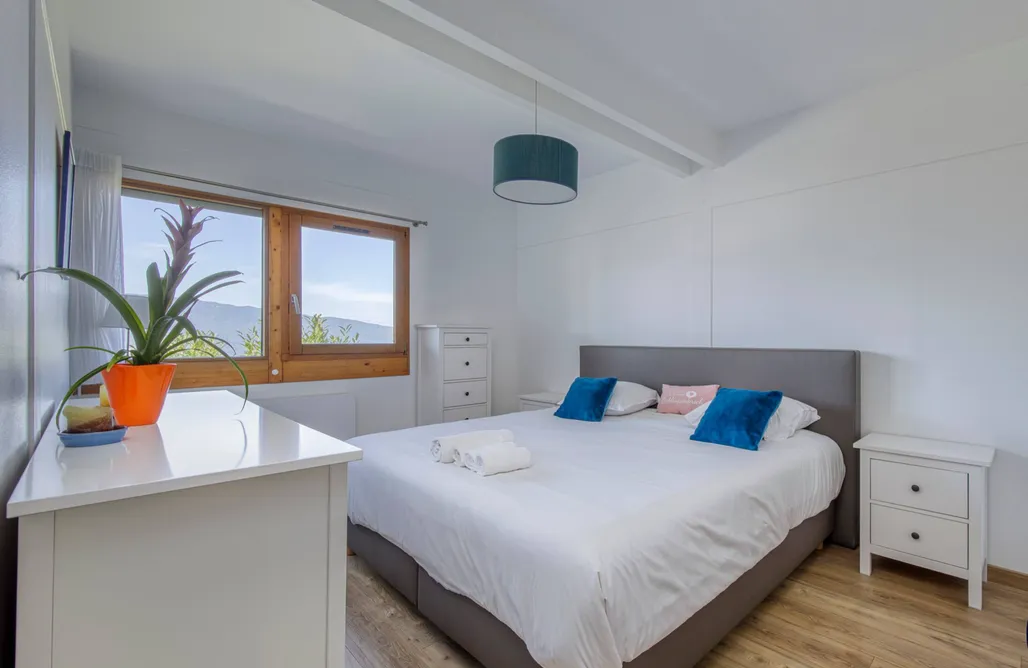 AlohaCamp Villa Astéria – Peaceful Retreat with Lake View 4