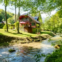 Kuća za odmor uz rijeku Slapnica, u Parku prirode Žumberak, finska sauna i jacuzzi Gastgebe Kuća za odmor uz rijeku Slapnica