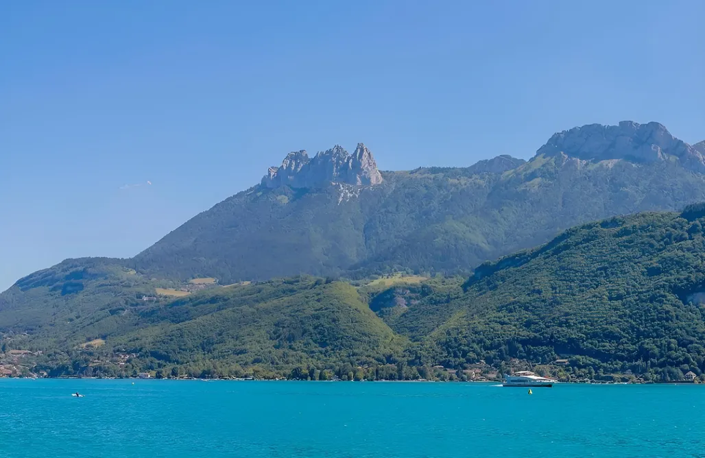 AlohaCamp accommodation Chalet Coquillage Waterfront Escape On Lake 5