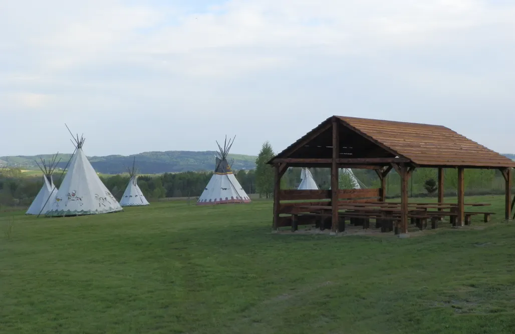 AlohaCamp accommodation Fort Wapiti Wioska Indiańska 1