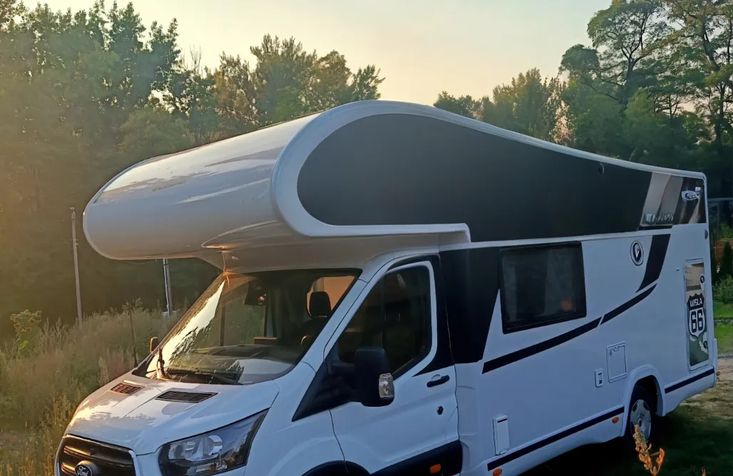 Fajne Miejsca na Wakacje w Polsce Rodzinny kamper Benimar Sport 324UP | alkowa | do 6 os. 3