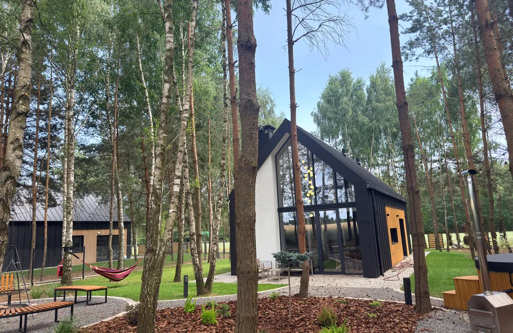 Nowoczesna stodoła w otoczeniu lasu i pól AlohaCamp