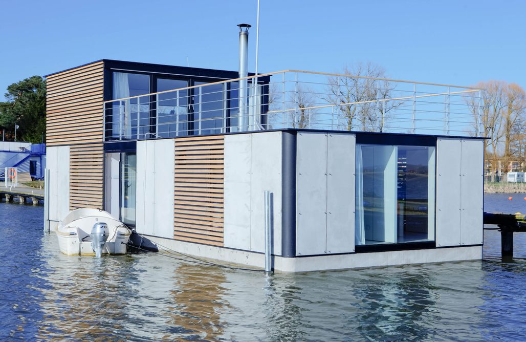 AlohaCamp Dom na wodze xxl + elektryczna motorówka z 2 sypialniami, wanną z hydromasażem, kominkiem, sauną kominkową, fotelem masującym, tarasem na dachu (boczny widok na jezioro) 1