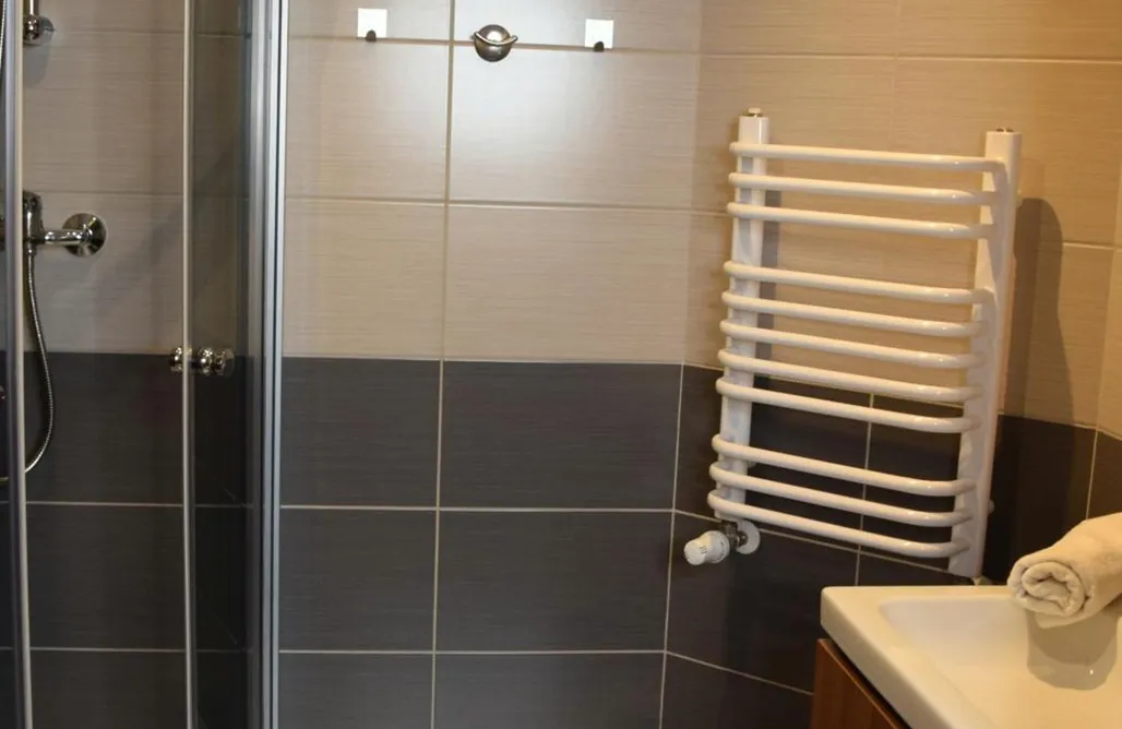 AlohaCamp Pokój czteroosobowy z łazienką i widokiem na łąkę 1