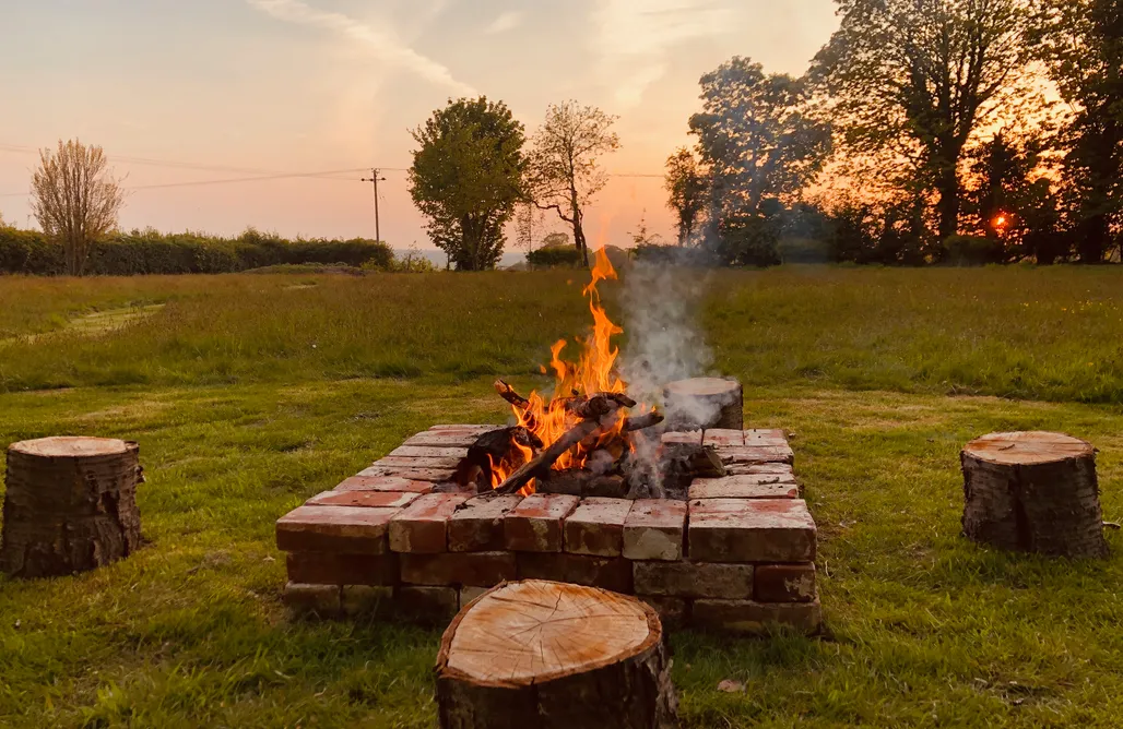 The Hideaway Hut & Hot Tub AlohaCamp