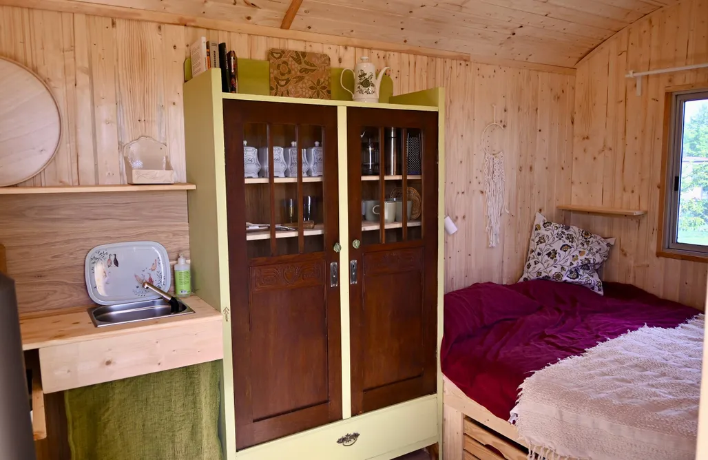 AlohaCamp Bienen-Wagen mit Kamin& Sauna ganzjährig nutzbar 4