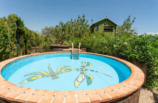 Imagen de Tierra de Arte - Casa del Árbol, Cabaña Triángulo y Carromato de Circo