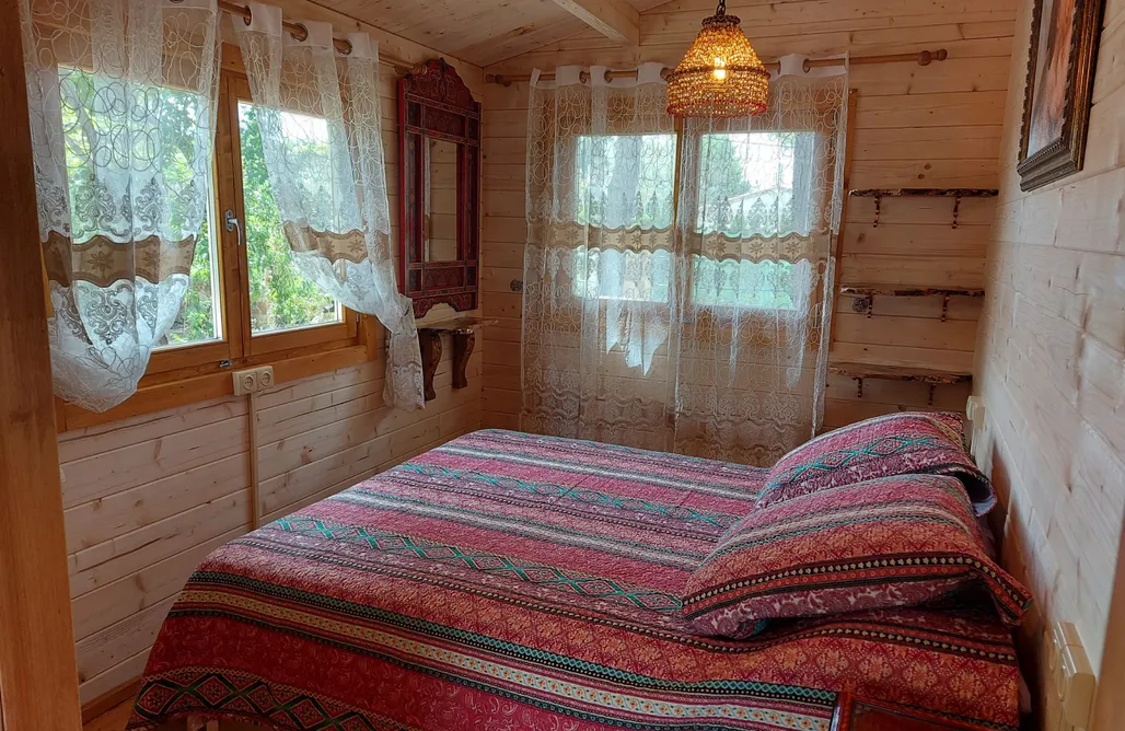 AlohaCamp Refugio de madera estilo árabe con estatuas y un zoo 2