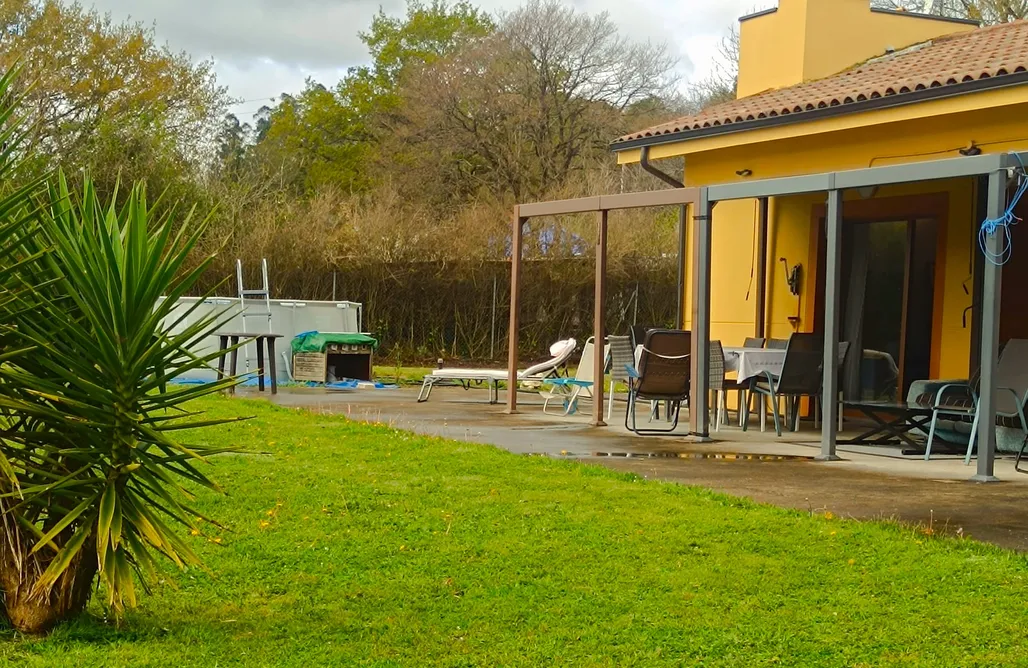 Cabañitas del Bosque My Reyna, casa con jardín y piscina para 8 personas en Lada 3