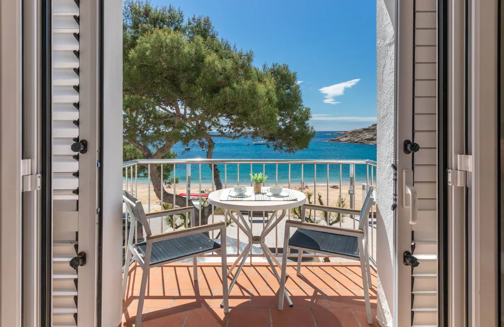 AlohaCamp accommodation Apartamento frente al mar en Tamariu II 4