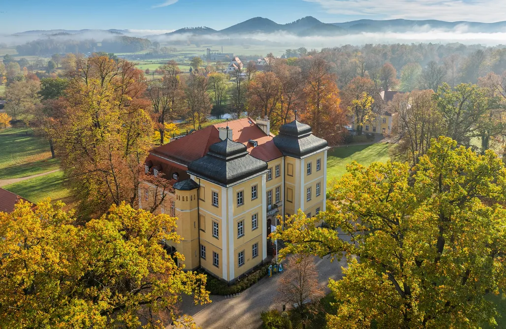 noclegi AlohaCamp Pałac Łomnica - magiczne miejsce w Karkonoszach 1