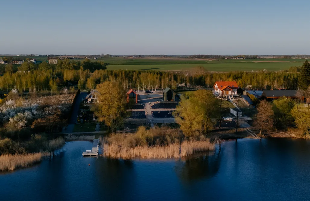 Sen Topoli - Domy nad jeziorem z sauną AlohaCamp